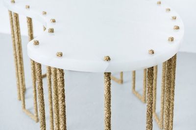 金属家具 被低估的自然硬核，正以颗粒肌理重塑日常惊奇